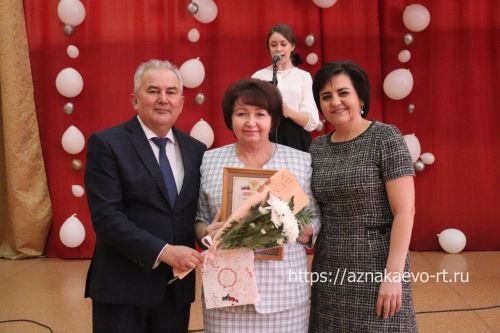 Азнакайда укытучыларны һәм тәрбиячеләрне хөрмәтләделәр