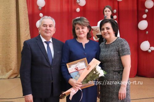 Азнакайда укытучыларны һәм тәрбиячеләрне хөрмәтләделәр