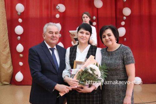Азнакайда укытучыларны һәм тәрбиячеләрне хөрмәтләделәр