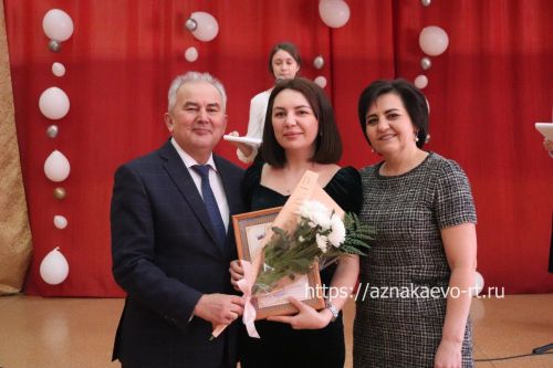 Азнакайда укытучыларны һәм тәрбиячеләрне хөрмәтләделәр