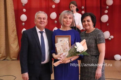 Азнакайда укытучыларны һәм тәрбиячеләрне хөрмәтләделәр