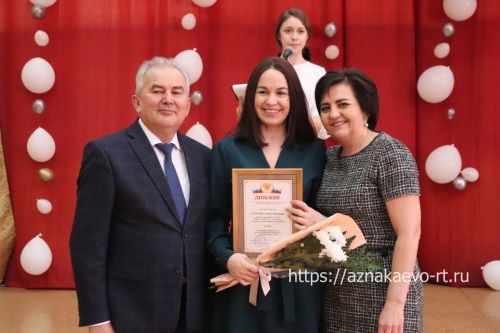 Азнакайда укытучыларны һәм тәрбиячеләрне хөрмәтләделәр