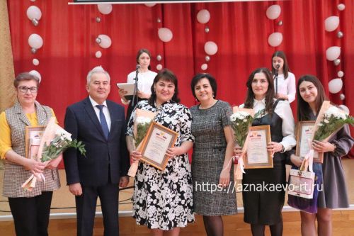 Азнакайда укытучыларны һәм тәрбиячеләрне хөрмәтләделәр