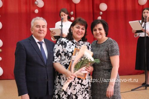 Азнакайда укытучыларны һәм тәрбиячеләрне хөрмәтләделәр