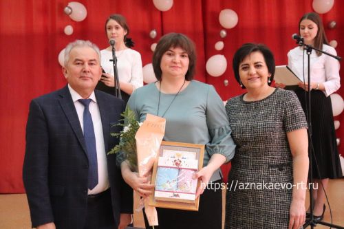 Азнакайда укытучыларны һәм тәрбиячеләрне хөрмәтләделәр