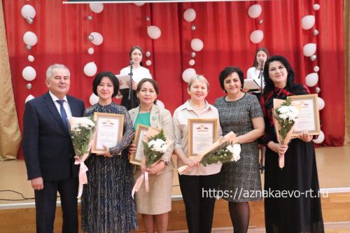 Азнакайда укытучыларны һәм тәрбиячеләрне хөрмәтләделәр