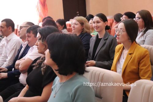 Азнакайда укытучыларны һәм тәрбиячеләрне хөрмәтләделәр