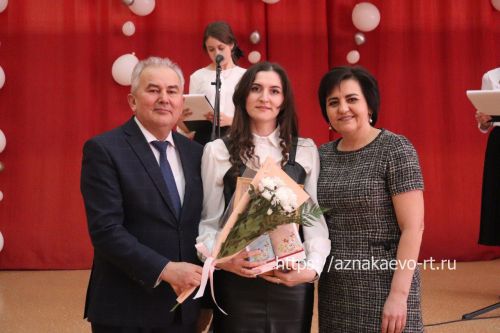 Азнакайда укытучыларны һәм тәрбиячеләрне хөрмәтләделәр