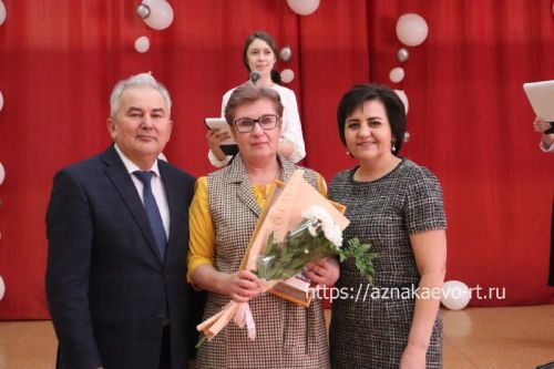 Азнакайда укытучыларны һәм тәрбиячеләрне хөрмәтләделәр