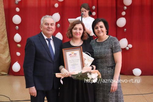 Азнакайда укытучыларны һәм тәрбиячеләрне хөрмәтләделәр