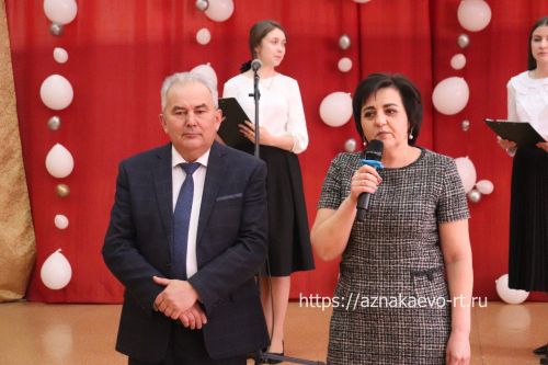 Азнакайда укытучыларны һәм тәрбиячеләрне хөрмәтләделәр