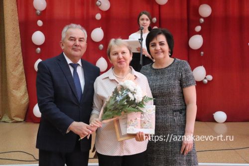 Азнакайда укытучыларны һәм тәрбиячеләрне хөрмәтләделәр