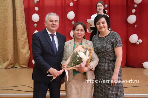 Азнакайда укытучыларны һәм тәрбиячеләрне хөрмәтләделәр