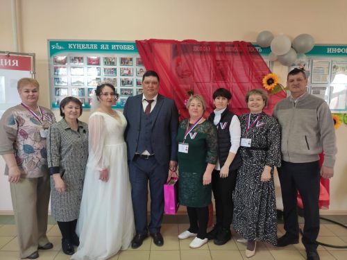 Азнакай районы Чубар Абдул авыл җирлегенә караган Мәндәй авылында сайлауда яңа өйләнешкән Гыйздәтуллиннар гаиләсе  тавыш бирде