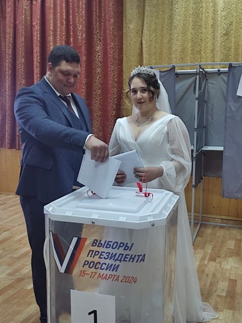 В деревне Мяндей Чубар-Абдулловского сельского поселения Азнакаево проголосовали молодожены