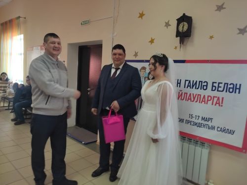 В деревне Мяндей Чубар-Абдулловского сельского поселения Азнакаево проголосовали молодожены
