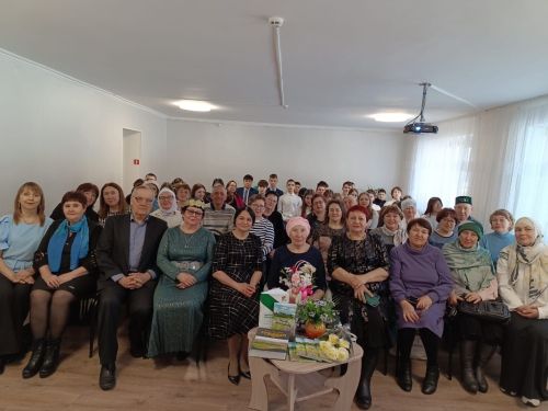«Гөлстан» әдәби берләшмәсе әгъзасы Роза Галиәхмәтованың «Хисләр дулкынында» дип аталган тәүге китабы яңа гына табадан төште