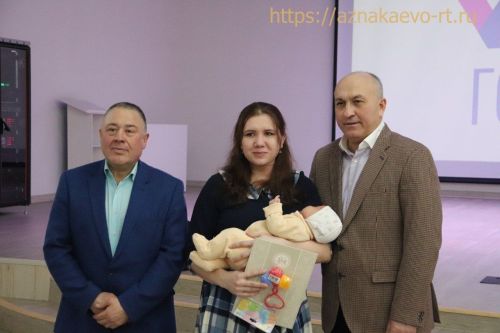 Азнакайда яңа туган балалы гаиләләрне тәбрикләделәр