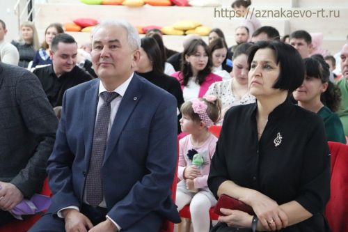 Азнакайда яңа туган балалы гаиләләрне тәбрикләделәр