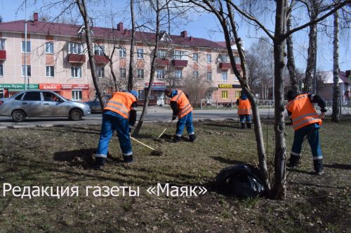 В Азнакаево стартовали весенние субботники
