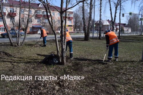 В Азнакаево стартовали весенние субботники