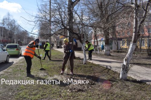 В Азнакаево стартовали весенние субботники