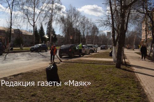 В Азнакаево стартовали весенние субботники