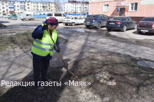 В Азнакаево стартовали весенние субботники