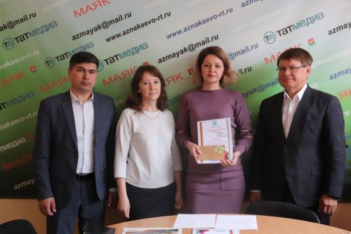 Наградили активных почтальонов Азнакаево