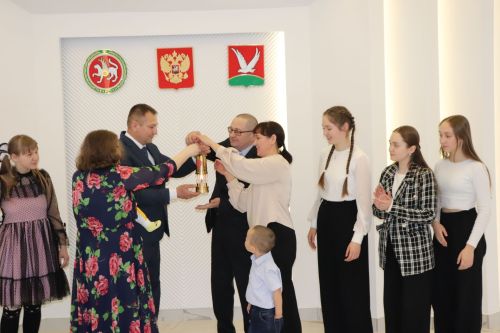 Азнакайлылар «гаилә учагын» Мөслим районы гаиләсенә тапшырдылар