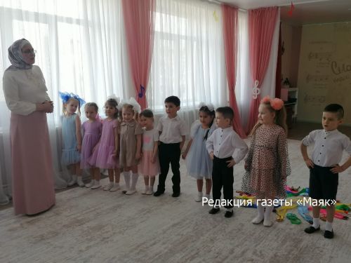 Азнакайның балалар бакчалары өчен татарча җырлар альбомы туды
