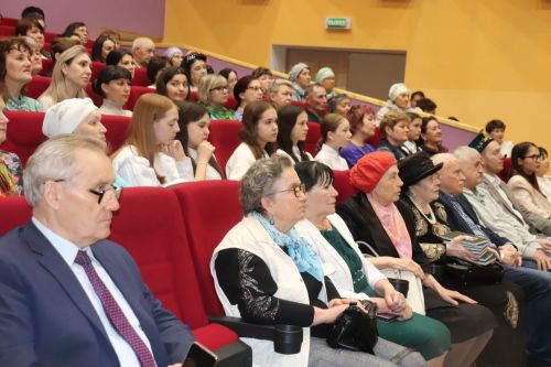 Азнакайда Нур Әхмәдиев яшәгән йортта истәлек тактасы ачу тантанасы булды