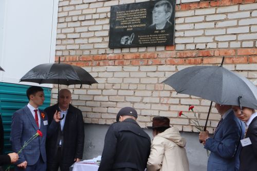 Азнакайда Нур Әхмәдиев яшәгән йортта истәлек тактасы ачу тантанасы булды