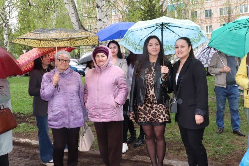 Азнакайда Нур Әхмәдиев яшәгән йортта истәлек тактасы ачу тантанасы булды