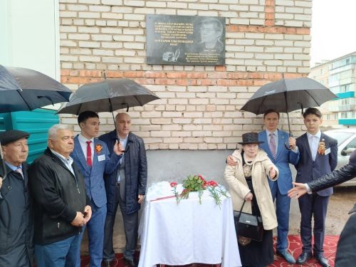 Азнакайда Нур Әхмәдиев яшәгән йортта истәлек тактасы ачу тантанасы булды