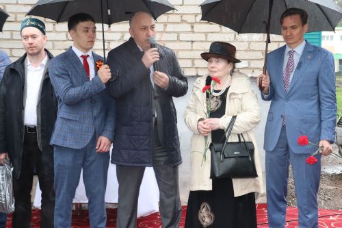 Азнакайда Нур Әхмәдиев яшәгән йортта истәлек тактасы ачу тантанасы булды