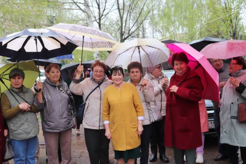 Азнакайда Нур Әхмәдиев яшәгән йортта истәлек тактасы ачу тантанасы булды