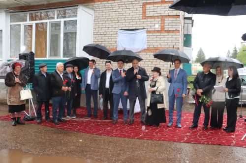 Азнакайда Нур Әхмәдиев яшәгән йортта истәлек тактасы ачу тантанасы булды