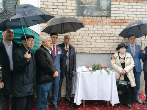 Азнакайда Нур Әхмәдиев яшәгән йортта истәлек тактасы ачу тантанасы булды
