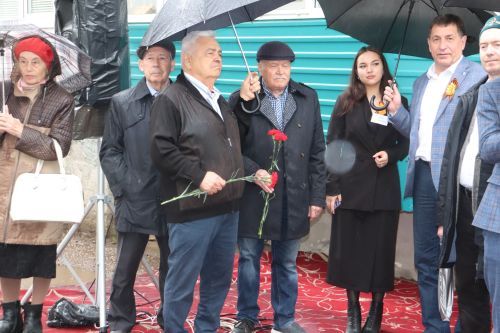 Азнакайда Нур Әхмәдиев яшәгән йортта истәлек тактасы ачу тантанасы булды