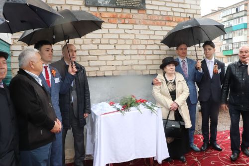 Азнакайда Нур Әхмәдиев яшәгән йортта истәлек тактасы ачу тантанасы булды