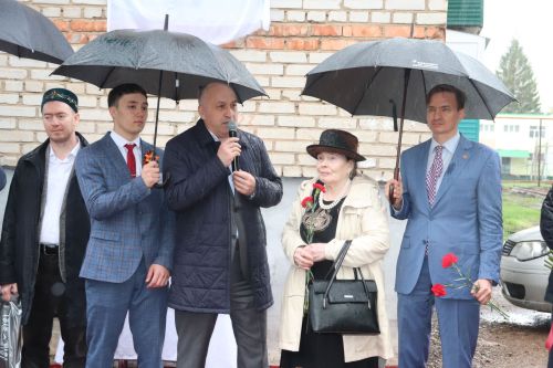 Азнакайда Нур Әхмәдиев яшәгән йортта истәлек тактасы ачу тантанасы булды
