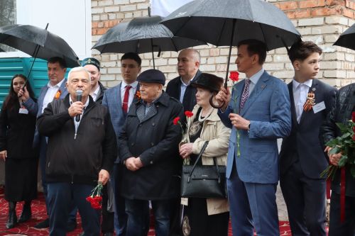 Азнакайда Нур Әхмәдиев яшәгән йортта истәлек тактасы ачу тантанасы булды