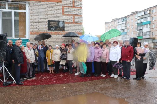 Азнакайда Нур Әхмәдиев яшәгән йортта истәлек тактасы ачу тантанасы булды
