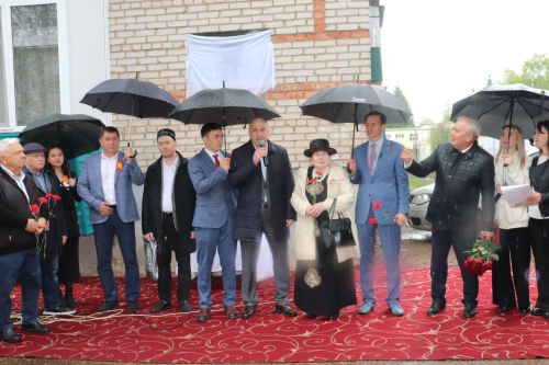 Азнакайда Нур Әхмәдиев яшәгән йортта истәлек тактасы ачу тантанасы булды