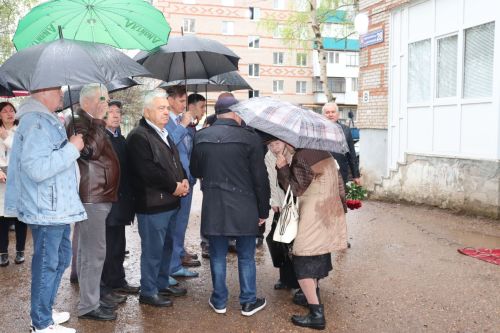 Азнакайда Нур Әхмәдиев яшәгән йортта истәлек тактасы ачу тантанасы булды