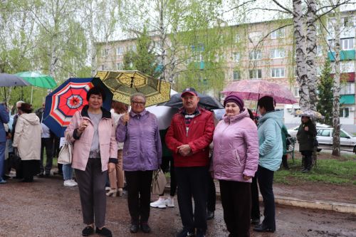 Азнакайда Нур Әхмәдиев яшәгән йортта истәлек тактасы ачу тантанасы булды