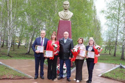 Азнакай  шәһәре Тарсус паркында бөек шагыйребез Габдулла Тукай һәйкәле янында зур бәйрәм узды