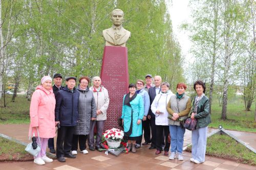 Азнакай  шәһәре Тарсус паркында бөек шагыйребез Габдулла Тукай һәйкәле янында зур бәйрәм узды