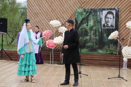 Азнакай  шәһәре Тарсус паркында бөек шагыйребез Габдулла Тукай һәйкәле янында зур бәйрәм узды